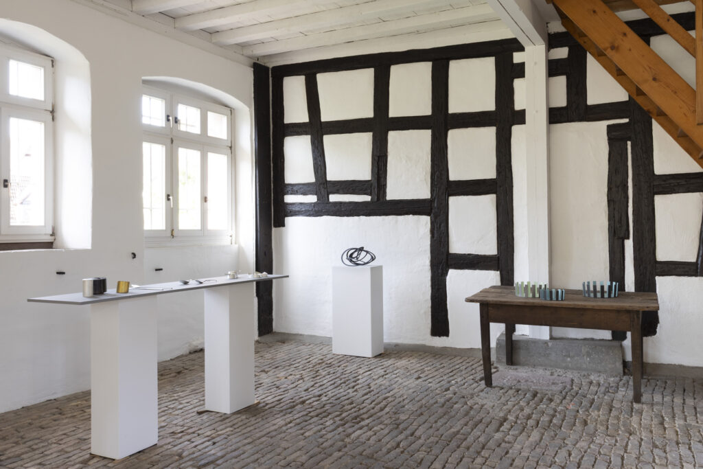 - Galerie Rosemarie Jaeger, Gefäße aus Metall – 2.0, 26. April bis 17. Mai 2026, Hochheim,
- Zur Eroeffnung spricht Malte Guttek, Deutsches Goldschmiedehaus
- Barbara Amstutz, Giampaolo Babetto, Otto Baier, Kerstin Becker, Rudolf Bott, Kim Buck, David Clarke, Paul Derrez, Antje Dienstbir, Bettina Dittlmann, Anne Fischer, Karl Fritsch, Koji Hatakeyama, Simone ten Hompel, David Huycke, Koichi lo, Bohyung Koh, Beate Leonards, Anders Ljungberg, Paul Müller, Juliane Schölß, Jakyung Shin, Yegyu Shin, Laurenz Stockner, Tore Svensson, Jan Wege, Christoph Weisshaar