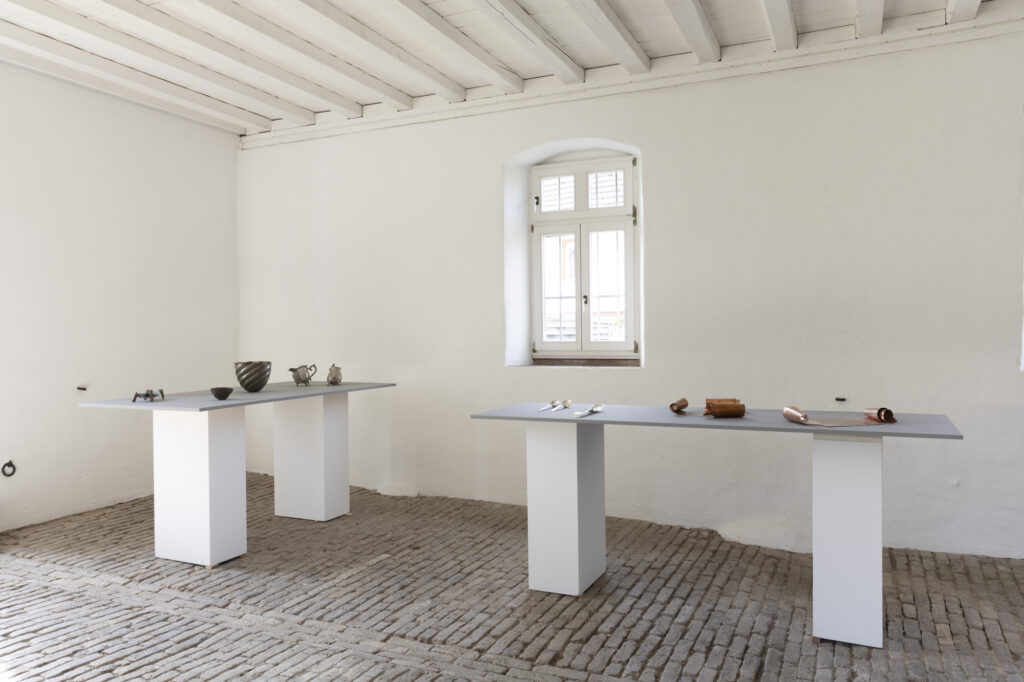 Galerie Rosemarie Jaeger, Gefäße aus Metall – Teil II, 26. April bis 17. Mai 2026
Zur Eroeffnung spricht Malte Guttek, Deutsches Goldschmiedehaus, Hanau.
Barbara Amstutz Giampaolo Babetto Otto Baier Kerstin Becker Rudolf Bott Kim Buck David Clarke Paul Derrez Antje Dienstbir Bettina Dittlmann
Anne Fischer Karl Fritsch Koji Hatakeyama Simone ten Hompel David Huycke Koichi lo Bohyung Koh Beate Leonards Anders Ljungberg Paul Müller
Juliane Schölß Jakyung Shin Yegyu Shin Laurenz Stockner Tore Svensson Jan Wege Christoph Weisshaar