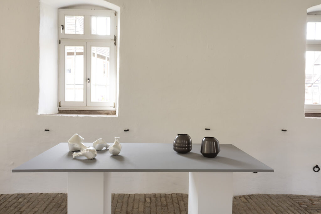 Galerie Rosemarie Jaeger, Gefäße aus Metall – Teil II, 26. April bis 17. Mai 2026
Zur Eroeffnung spricht Malte Guttek, Deutsches Goldschmiedehaus, Hanau.
Barbara Amstutz Giampaolo Babetto Otto Baier Kerstin Becker Rudolf Bott Kim Buck David Clarke Paul Derrez Antje Dienstbir Bettina Dittlmann
Anne Fischer Karl Fritsch Koji Hatakeyama Simone ten Hompel David Huycke Koichi lo Bohyung Koh Beate Leonards Anders Ljungberg Paul Müller
Juliane Schölß Jakyung Shin Yegyu Shin Laurenz Stockner Tore Svensson Jan Wege Christoph Weisshaar