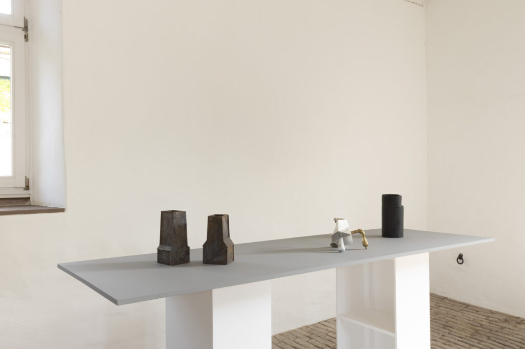 Galerie Rosemarie Jaeger, Gefäße aus Metall – Teil II, 26. April bis 17. Mai 2026
Zur Eroeffnung spricht Malte Guttek, Deutsches Goldschmiedehaus, Hanau.
Barbara Amstutz Giampaolo Babetto Otto Baier Kerstin Becker Rudolf Bott Kim Buck David Clarke Paul Derrez Antje Dienstbir Bettina Dittlmann
Anne Fischer Karl Fritsch Koji Hatakeyama Simone ten Hompel David Huycke Koichi lo Bohyung Koh Beate Leonards Anders Ljungberg Paul Müller
Juliane Schölß Jakyung Shin Yegyu Shin Laurenz Stockner Tore Svensson Jan Wege Christoph Weisshaar