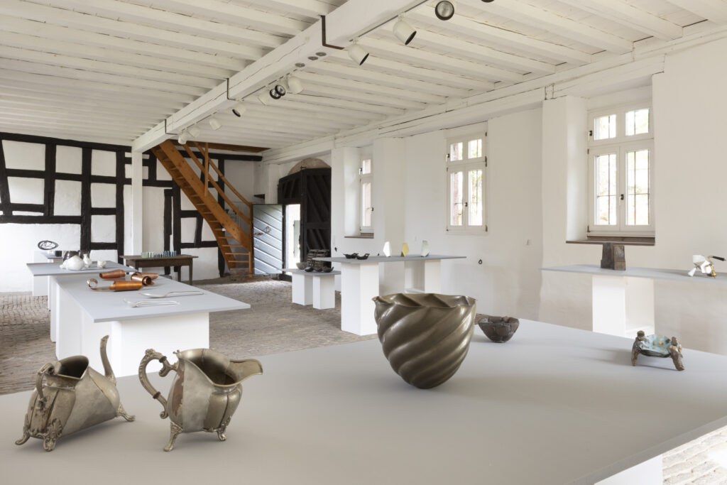 - Galerie Rosemarie Jaeger, Gefäße aus Metall – 2.0, 26. April bis 17. Mai 2026, Hochheim,
- Zur Eroeffnung spricht Malte Guttek, Deutsches Goldschmiedehaus
- Barbara Amstutz, Giampaolo Babetto, Otto Baier, Kerstin Becker, Rudolf Bott, Kim Buck, David Clarke, Paul Derrez, Antje Dienstbir, Bettina Dittlmann, Anne Fischer, Karl Fritsch, Koji Hatakeyama, Simone ten Hompel, David Huycke, Koichi lo, Bohyung Koh, Beate Leonards, Anders Ljungberg, Paul Müller, Juliane Schölß, Jakyung Shin, Yegyu Shin, Laurenz Stockner, Tore Svensson, Jan Wege, Christoph Weisshaar