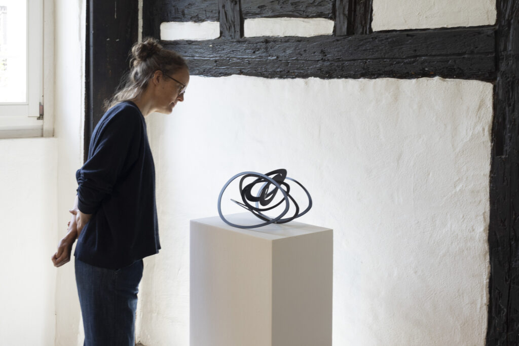 - Galerie Rosemarie Jaeger, Gefäße aus Metall – 2.0, 26. April bis 17. Mai 2026, Hochheim,
- Zur Eroeffnung spricht Malte Guttek, Deutsches Goldschmiedehaus
- Barbara Amstutz, Giampaolo Babetto, Otto Baier, Kerstin Becker, Rudolf Bott, Kim Buck, David Clarke, Paul Derrez, Antje Dienstbir, Bettina Dittlmann, Anne Fischer, Karl Fritsch, Koji Hatakeyama, Simone ten Hompel, David Huycke, Koichi lo, Bohyung Koh, Beate Leonards, Anders Ljungberg, Paul Müller, Juliane Schölß, Jakyung Shin, Yegyu Shin, Laurenz Stockner, Tore Svensson, Jan Wege, Christoph Weisshaar