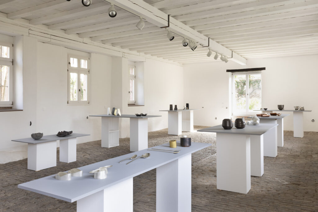 - Galerie Rosemarie Jaeger, Gefäße aus Metall – 2.0, 26. April bis 17. Mai 2026, Hochheim,
- Zur Eroeffnung spricht Malte Guttek, Deutsches Goldschmiedehaus
- Barbara Amstutz, Giampaolo Babetto, Otto Baier, Kerstin Becker, Rudolf Bott, Kim Buck, David Clarke, Paul Derrez, Antje Dienstbir, Bettina Dittlmann, Anne Fischer, Karl Fritsch, Koji Hatakeyama, Simone ten Hompel, David Huycke, Koichi lo, Bohyung Koh, Beate Leonards, Anders Ljungberg, Paul Müller, Juliane Schölß, Jakyung Shin, Yegyu Shin, Laurenz Stockner, Tore Svensson, Jan Wege, Christoph Weisshaar
