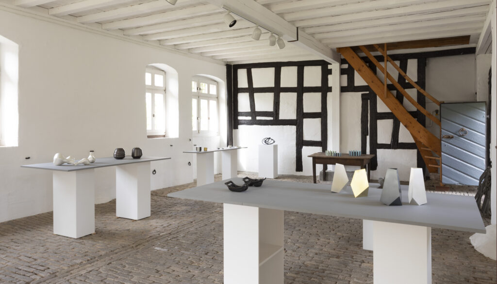 Galerie Rosemarie Jaeger, Gefäße aus Metall – Teil II, 26. April bis 17. Mai 2026
Zur Eroeffnung spricht Malte Guttek, Deutsches Goldschmiedehaus, Hanau.
Barbara Amstutz Giampaolo Babetto Otto Baier Kerstin Becker Rudolf Bott Kim Buck David Clarke Paul Derrez Antje Dienstbir Bettina Dittlmann
Anne Fischer Karl Fritsch Koji Hatakeyama Simone ten Hompel David Huycke Koichi lo Bohyung Koh Beate Leonards Anders Ljungberg Paul Müller
Juliane Schölß Jakyung Shin Yegyu Shin Laurenz Stockner Tore Svensson Jan Wege Christoph Weisshaar