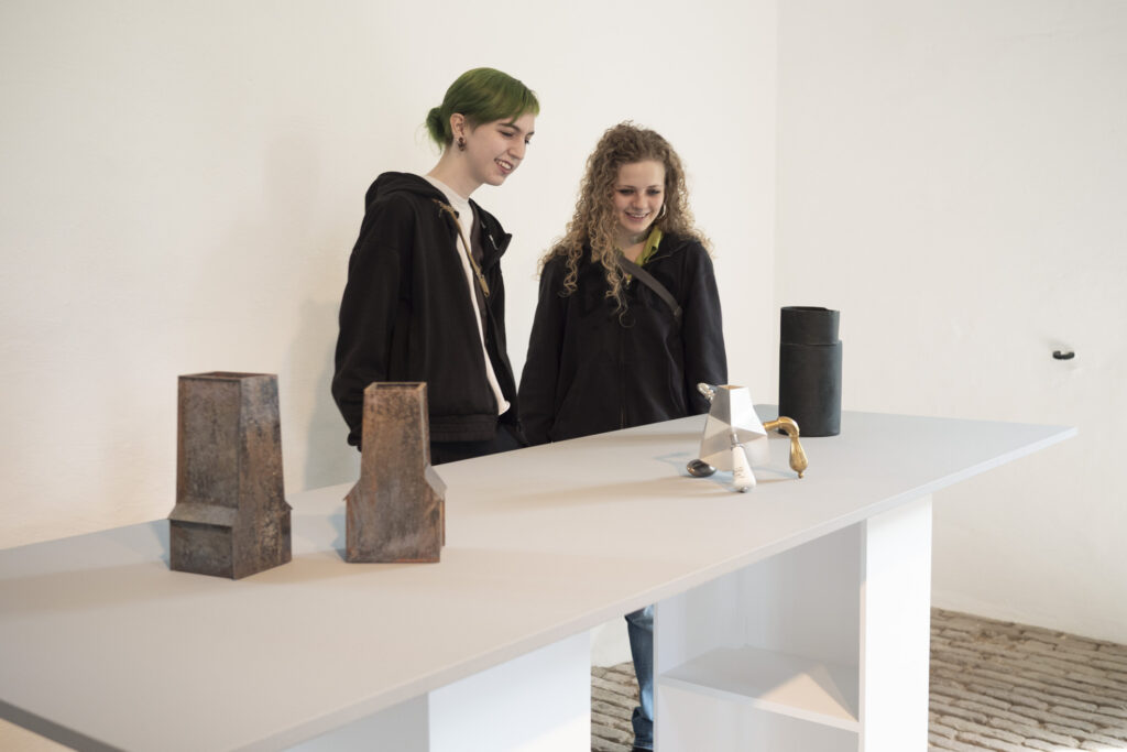 - Galerie Rosemarie Jaeger, Gefäße aus Metall – 2.0, 26. April bis 17. Mai 2026, Hochheim,
- Zur Eroeffnung spricht Malte Guttek, Deutsches Goldschmiedehaus
- Barbara Amstutz, Giampaolo Babetto, Otto Baier, Kerstin Becker, Rudolf Bott, Kim Buck, David Clarke, Paul Derrez, Antje Dienstbir, Bettina Dittlmann, Anne Fischer, Karl Fritsch, Koji Hatakeyama, Simone ten Hompel, David Huycke, Koichi lo, Bohyung Koh, Beate Leonards, Anders Ljungberg, Paul Müller, Juliane Schölß, Jakyung Shin, Yegyu Shin, Laurenz Stockner, Tore Svensson, Jan Wege, Christoph Weisshaar