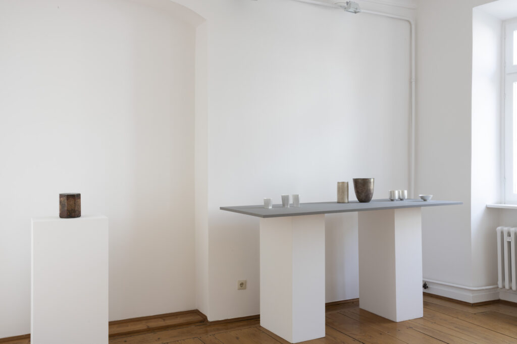 Galerie Rosemarie Jaeger, Gefäße aus Metall – Teil II, 26. April bis 17. Mai 2026
Zur Eroeffnung spricht Malte Guttek, Deutsches Goldschmiedehaus, Hanau.
Barbara Amstutz Giampaolo Babetto Otto Baier Kerstin Becker Rudolf Bott Kim Buck David Clarke Paul Derrez Antje Dienstbir Bettina Dittlmann
Anne Fischer Karl Fritsch Koji Hatakeyama Simone ten Hompel David Huycke Koichi lo Bohyung Koh Beate Leonards Anders Ljungberg Paul Müller
Juliane Schölß Jakyung Shin Yegyu Shin Laurenz Stockner Tore Svensson Jan Wege Christoph Weisshaar