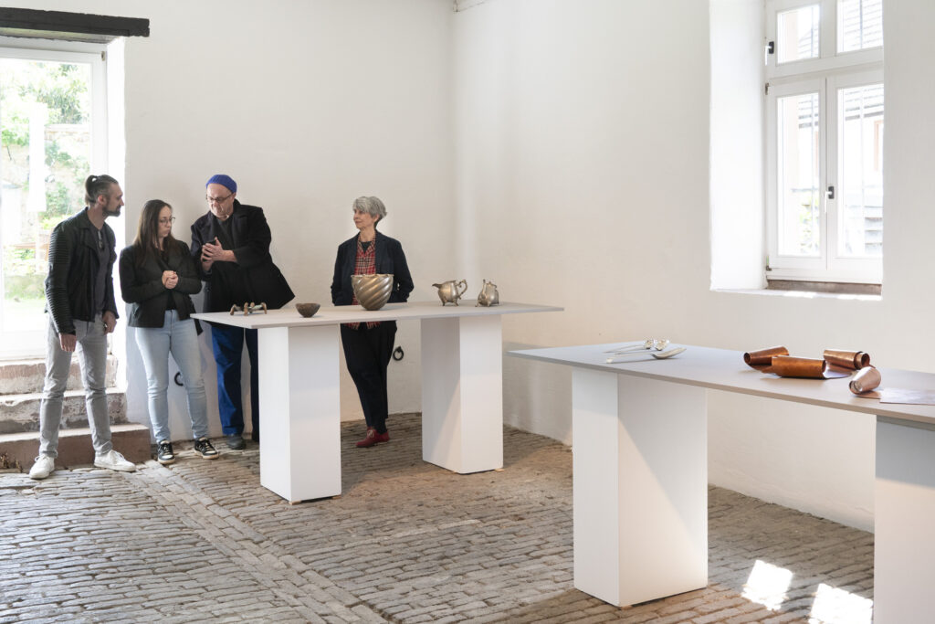 - Galerie Rosemarie Jaeger, Gefäße aus Metall – 2.0, 26. April bis 17. Mai 2026, Hochheim,
- Zur Eroeffnung spricht Malte Guttek, Deutsches Goldschmiedehaus
- Barbara Amstutz, Giampaolo Babetto, Otto Baier, Kerstin Becker, Rudolf Bott, Kim Buck, David Clarke, Paul Derrez, Antje Dienstbir, Bettina Dittlmann, Anne Fischer, Karl Fritsch, Koji Hatakeyama, Simone ten Hompel, David Huycke, Koichi lo, Bohyung Koh, Beate Leonards, Anders Ljungberg, Paul Müller, Juliane Schölß, Jakyung Shin, Yegyu Shin, Laurenz Stockner, Tore Svensson, Jan Wege, Christoph Weisshaar