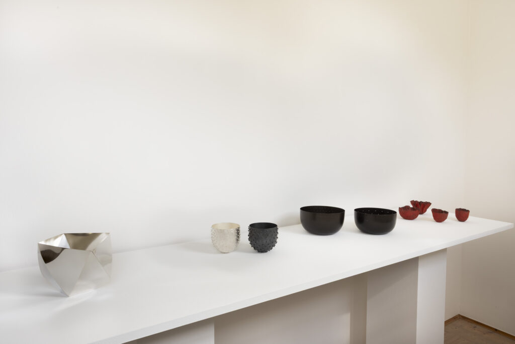 - Galerie Rosemarie Jaeger, Gefäße aus Metall – 2.0, 26. April bis 17. Mai 2026, Hochheim,
- Zur Eroeffnung spricht Malte Guttek, Deutsches Goldschmiedehaus
- Barbara Amstutz, Giampaolo Babetto, Otto Baier, Kerstin Becker, Rudolf Bott, Kim Buck, David Clarke, Paul Derrez, Antje Dienstbir, Bettina Dittlmann, Anne Fischer, Karl Fritsch, Koji Hatakeyama, Simone ten Hompel, David Huycke, Koichi lo, Bohyung Koh, Beate Leonards, Anders Ljungberg, Paul Müller, Juliane Schölß, Jakyung Shin, Yegyu Shin, Laurenz Stockner, Tore Svensson, Jan Wege, Christoph Weisshaar