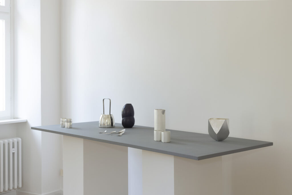 - Galerie Rosemarie Jaeger, Gefäße aus Metall – 2.0, 26. April bis 17. Mai 2026, Hochheim,
- Zur Eroeffnung spricht Malte Guttek, Deutsches Goldschmiedehaus
- Barbara Amstutz, Giampaolo Babetto, Otto Baier, Kerstin Becker, Rudolf Bott, Kim Buck, David Clarke, Paul Derrez, Antje Dienstbir, Bettina Dittlmann, Anne Fischer, Karl Fritsch, Koji Hatakeyama, Simone ten Hompel, David Huycke, Koichi lo, Bohyung Koh, Beate Leonards, Anders Ljungberg, Paul Müller, Juliane Schölß, Jakyung Shin, Yegyu Shin, Laurenz Stockner, Tore Svensson, Jan Wege, Christoph Weisshaar