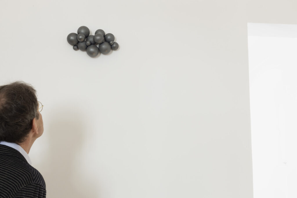 - Galerie Rosemarie Jaeger, Gefäße aus Metall – 2.0, 26. April bis 17. Mai 2026, Hochheim,
- Zur Eroeffnung spricht Malte Guttek, Deutsches Goldschmiedehaus
- Barbara Amstutz, Giampaolo Babetto, Otto Baier, Kerstin Becker, Rudolf Bott, Kim Buck, David Clarke, Paul Derrez, Antje Dienstbir, Bettina Dittlmann, Anne Fischer, Karl Fritsch, Koji Hatakeyama, Simone ten Hompel, David Huycke, Koichi lo, Bohyung Koh, Beate Leonards, Anders Ljungberg, Paul Müller, Juliane Schölß, Jakyung Shin, Yegyu Shin, Laurenz Stockner, Tore Svensson, Jan Wege, Christoph Weisshaar