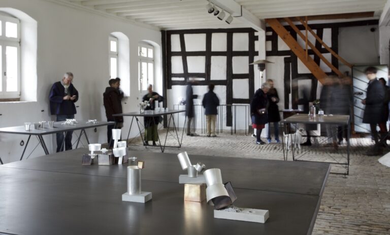 Galerie  im Kelterhaus, Rosemarie Jäger, Hochheim. 11. 03. – 25. 03. 2012
Anne Fischer | Juliane Schölß | Ja-kyung Shin - GERÄT | SCHMUCK